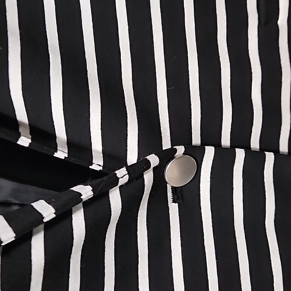 Black and white styling.. - Picture 2 of 5